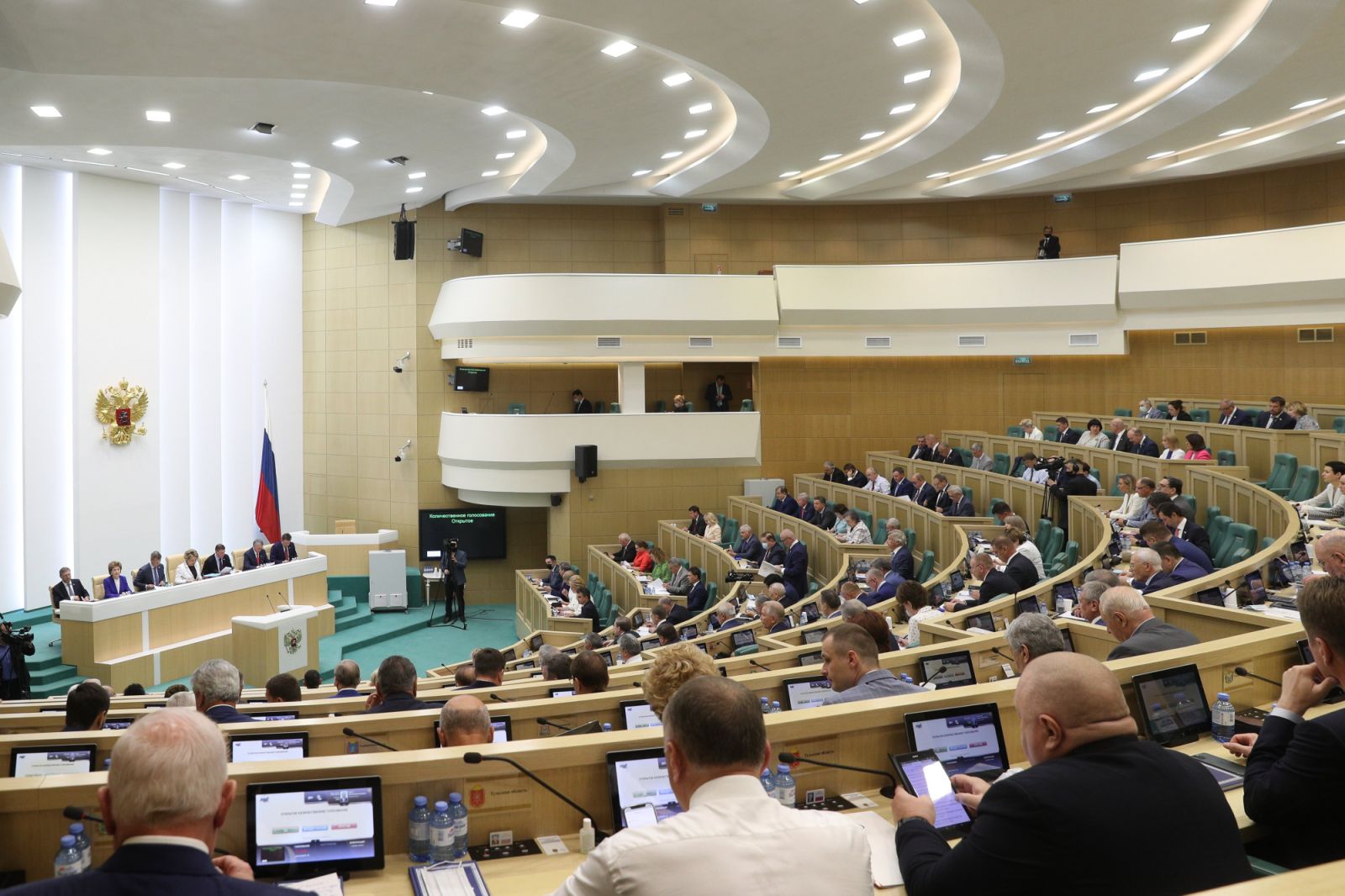 Сенатор Сергей Лукин представил в Совете Федерации закон, защищающий права обманутых дольщиков.