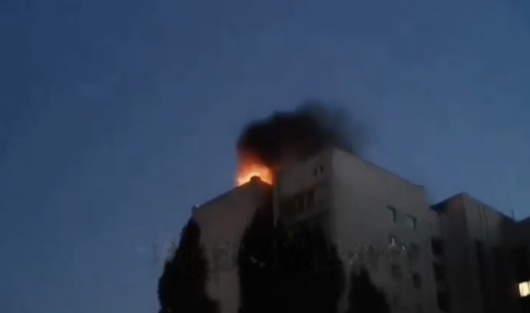 Пожар на крыше многоэтажки.