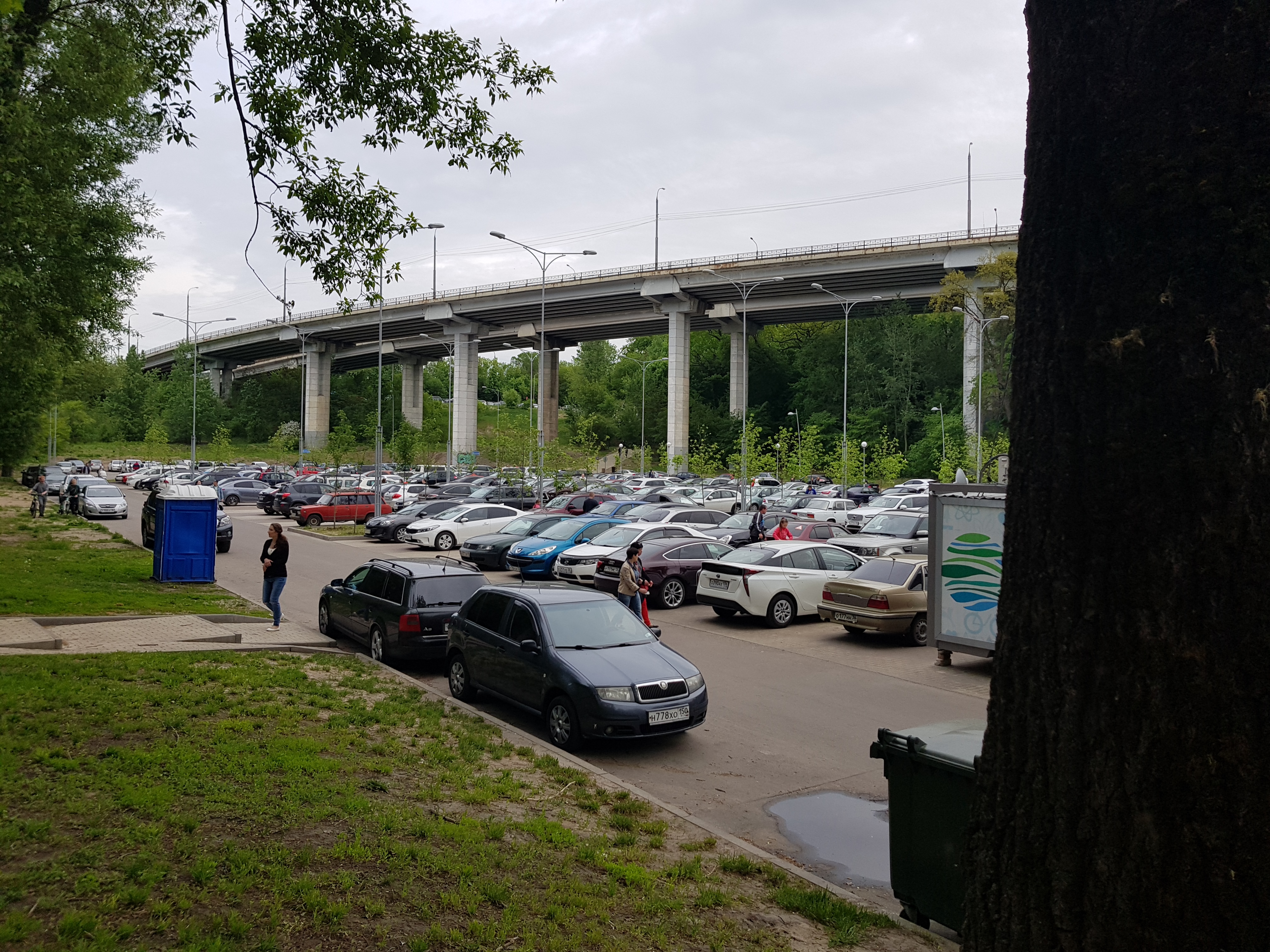 Центральная парковка. Парковка в парке. Закрыто автостоянка.