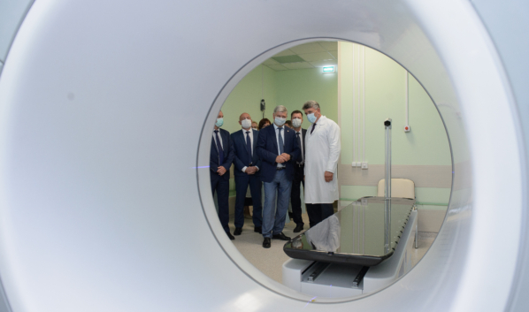 Александр Гусев посетил открывшееся радиотерапевтическое отделение №1 Воронежского областного клинического онкологического диспансера.
