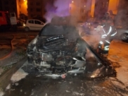 Спасатели потушили автомобили.