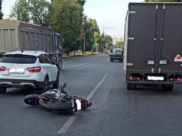 Мотоциклист пострадал в стокновении с двумя машинами.