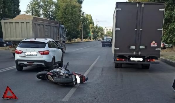 Мотоциклист пострадал в стокновении с двумя машинами.