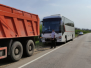 КамАЗ отбуксировал автобус к ремонтникам.