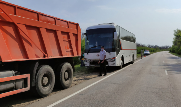 КамАЗ отбуксировал автобус к ремонтникам.