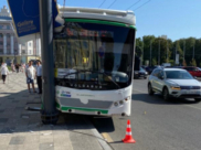 Автобус врезался в столб.