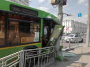 Автобус врезался в столб.