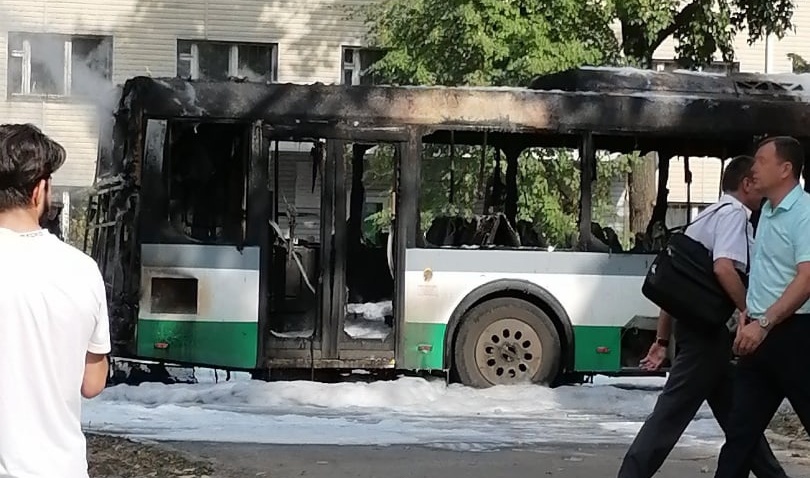 Пассажиры воронеж. Автобус сгорел Калачево. В Воронеже сгорел автобус. Пожар автобус в автобусе в Воронеже. Загорелся 90 автобус в Воронеже.