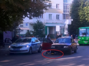Иномарка наехала на электросамокат в центре Воронежа.