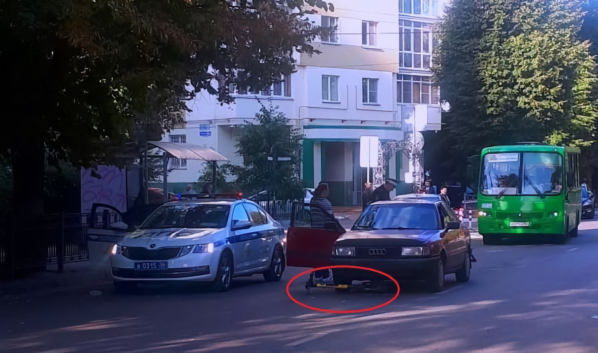 Иномарка наехала на электросамокат в центре Воронежа.