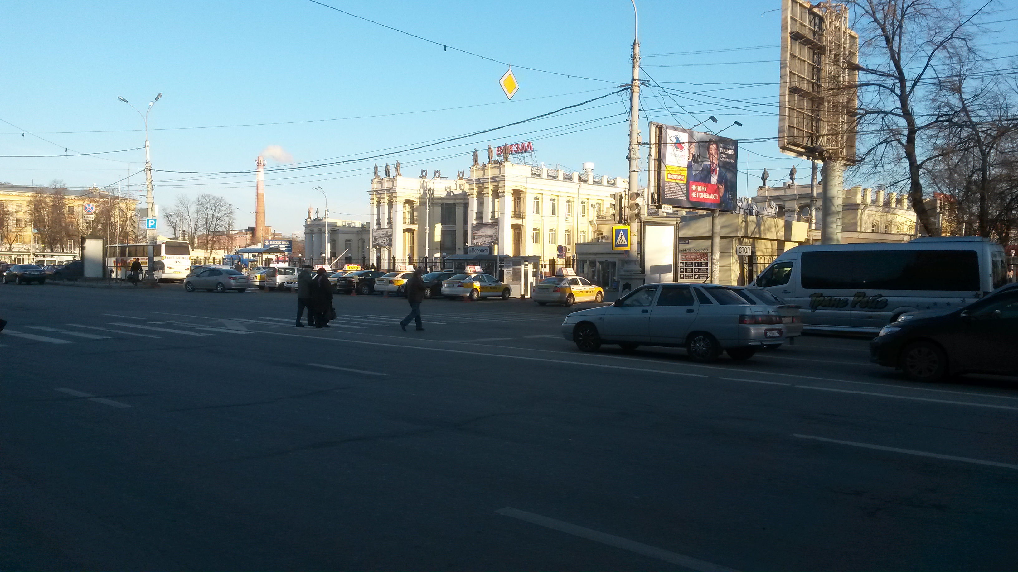 В Воронеже после отмены подорожания стоянки у ж/д вокзала пассажиров  автобусов перестали высаживать на дороге