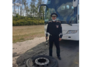 Стражи порядка помогли починить автобус.