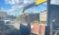 Погрузчик зацепил электрический провод.