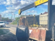 Погрузчик зацепил электрический провод.