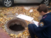 Девочка упала в люк.