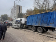 Автобус столкнулся с грузовиком.