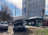 Маршрутный автобус попал в ДТП.