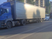 Грузовик сбил женщину.