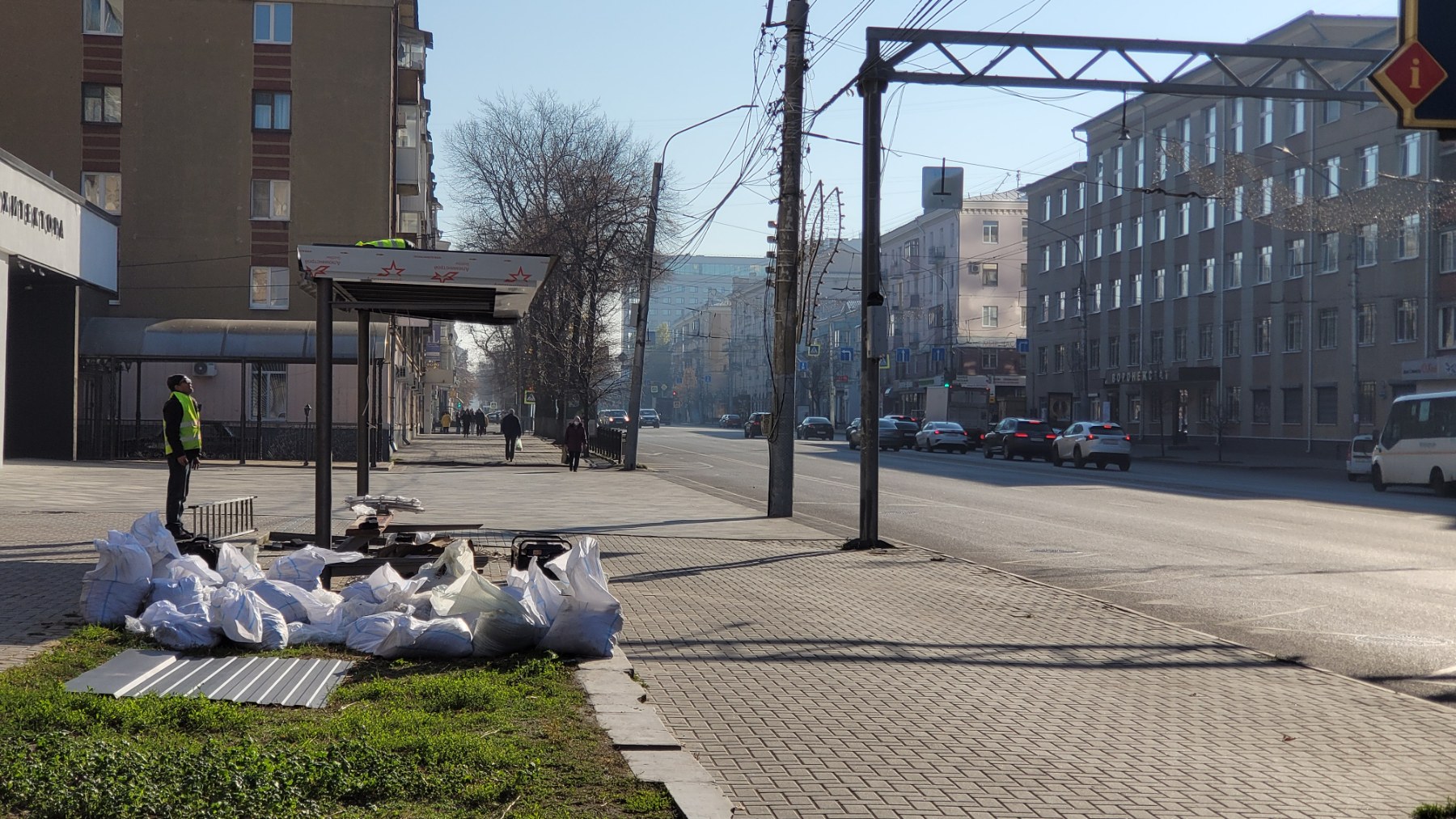 В центре Воронежа монтируют новую остановку «Детский мир»