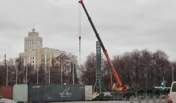 Монтаж елку на площади Ленина.