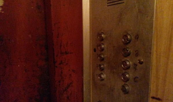 Лифт в доме не работает.
