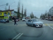 Водитель не пропустил пешеходов.