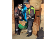 Полицейские помогли донести пенсионерку до машины скорой.