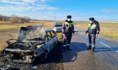 Полицейские помогли потушить машину.