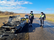 Полицейские помогли потушить машину.