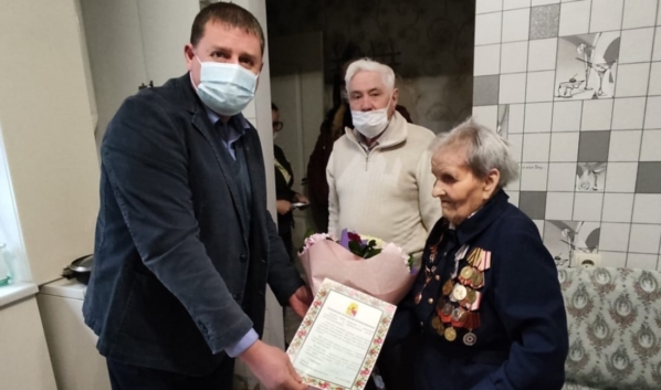 Депутат Алексей Золотарев поздравил с юбилеем ветерана Великой Отечественной войны.