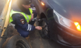 Госавтоинспекторы помогли поменять колесо.
