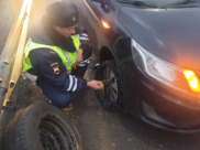 Госавтоинспекторы помогли поменять колесо.