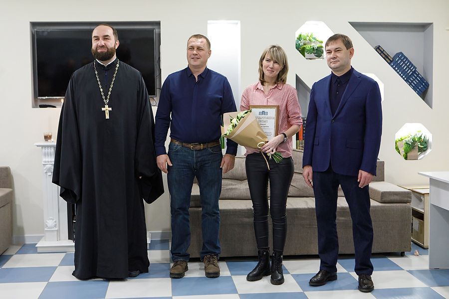 Владимир Нетёсов наградил волонтеров.