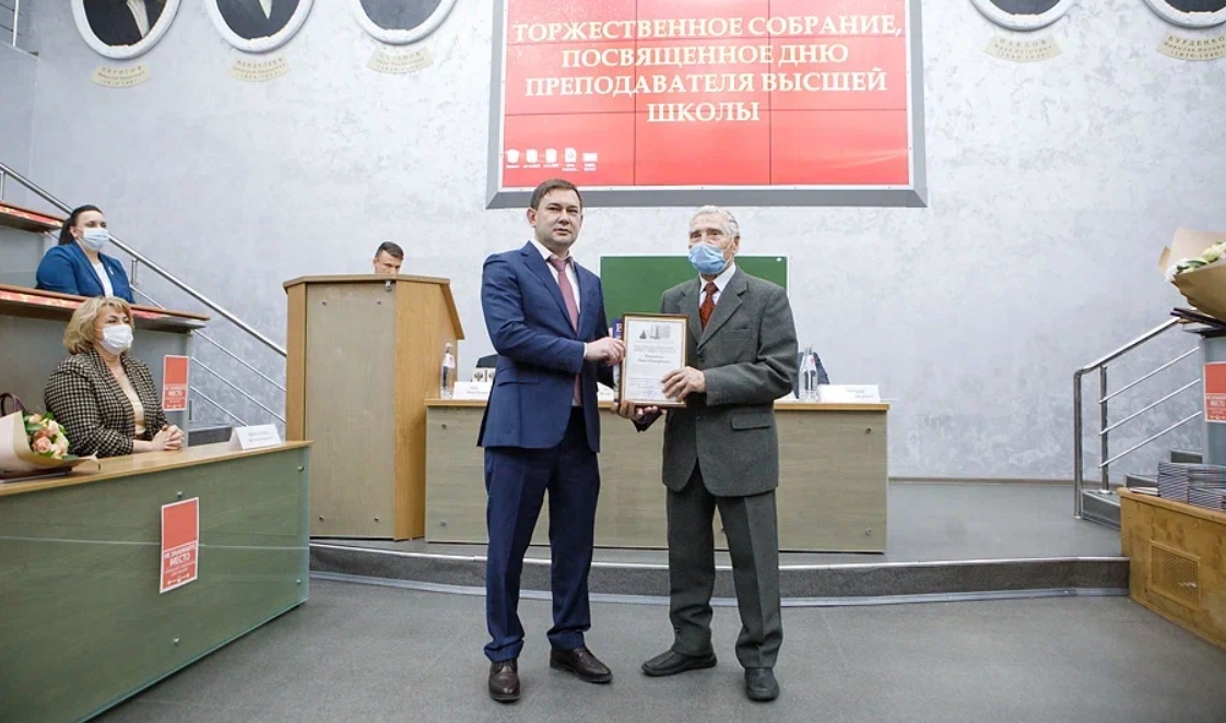 Педагогам региона вручили награды Воронежской областной Думы.