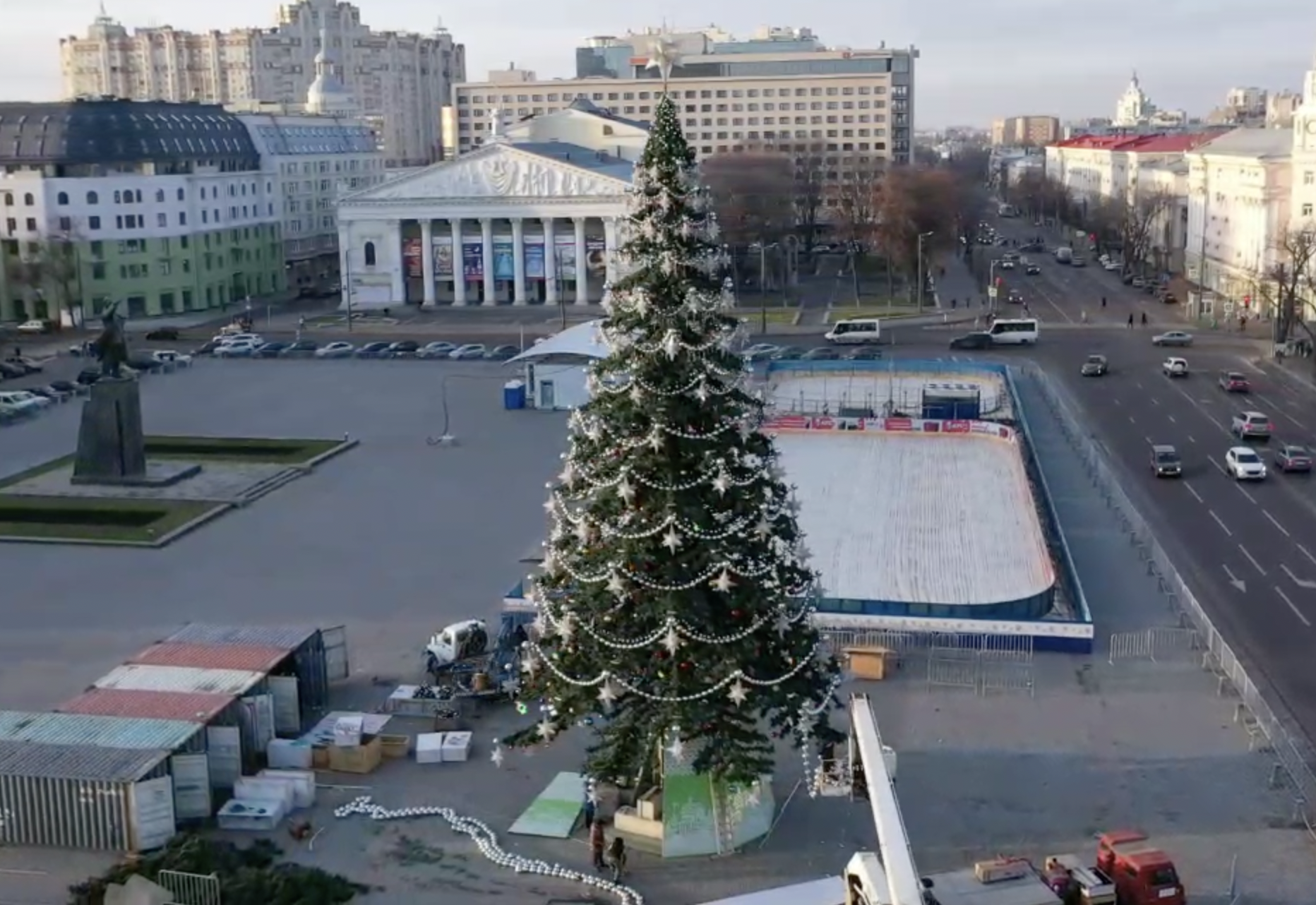 В Воронеже на видео показали, как выглядит новогодняя ёлка на площади Ленина