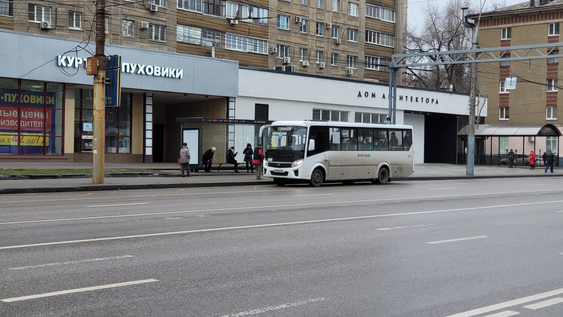 В Воронеже на месте старой остановки «Детский мир» на Плехановской  установили забор