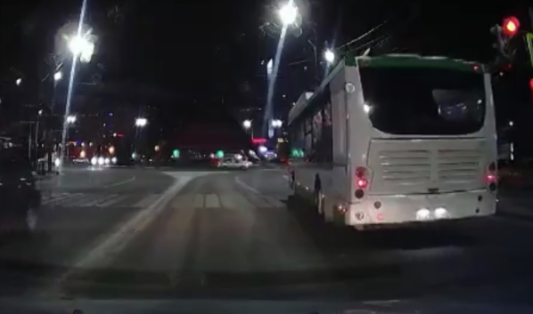 Автобус проехал на красный свет.