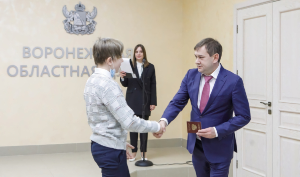 Владимир Нетёсов вручает паспорт юному воронежцу.