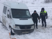 Иномарка улетела в кювет.