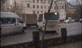 Автобус перекрыл движение.