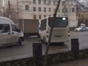 Автобус перекрыл движение.