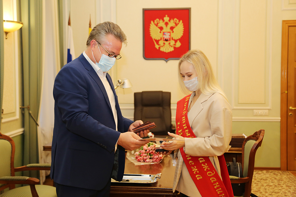 Ангелине Мельниковой вручили Ангелине Мельниковой знак «Почетного гражданина».