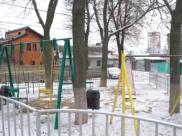Новое ограждение вокруг площадки.