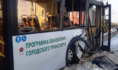 Автобус врезался в бордюрный камень.