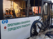 Автобус врезался в бордюрный камень.