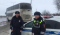 Сотрудники ДПС помогли водителю и пассажирам автобуса.