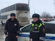 Сотрудники ДПС помогли водителю и пассажирам автобуса.