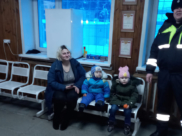 Гаишники помогли женщине с детьми.