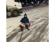 Мужчину на тюбинге буксировали за авто.