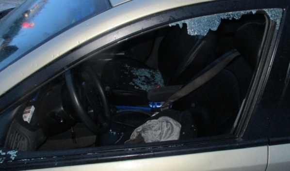 В машине разбили стекло.